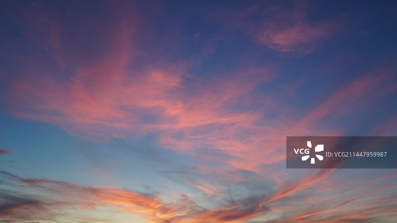 夏天色彩斑斓的晚霞图片素材