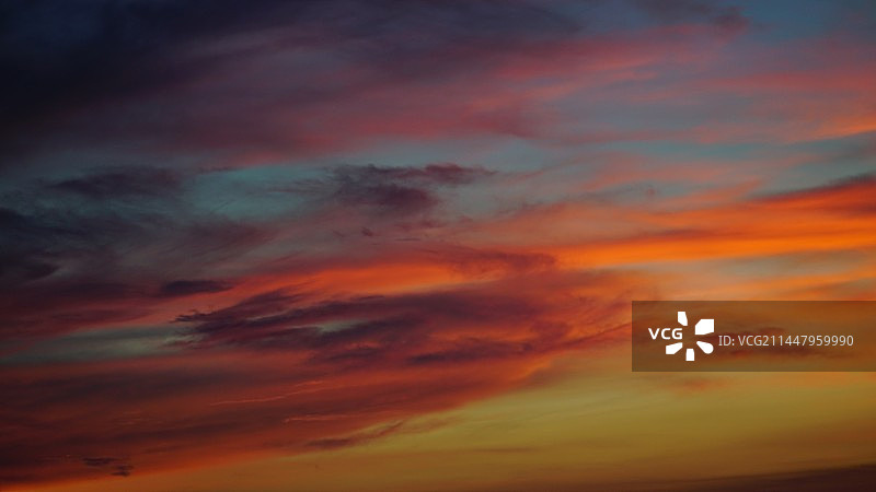 夏天色彩斑斓的晚霞图片素材