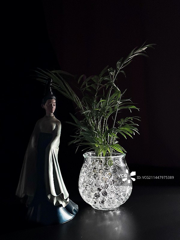 椰子竹和仕女摆件图片素材