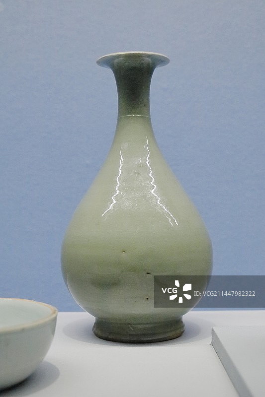 北京中国国家博物馆馆藏元代龙泉窑青釉玉壶春瓶（中国古代瓷器展）图片素材