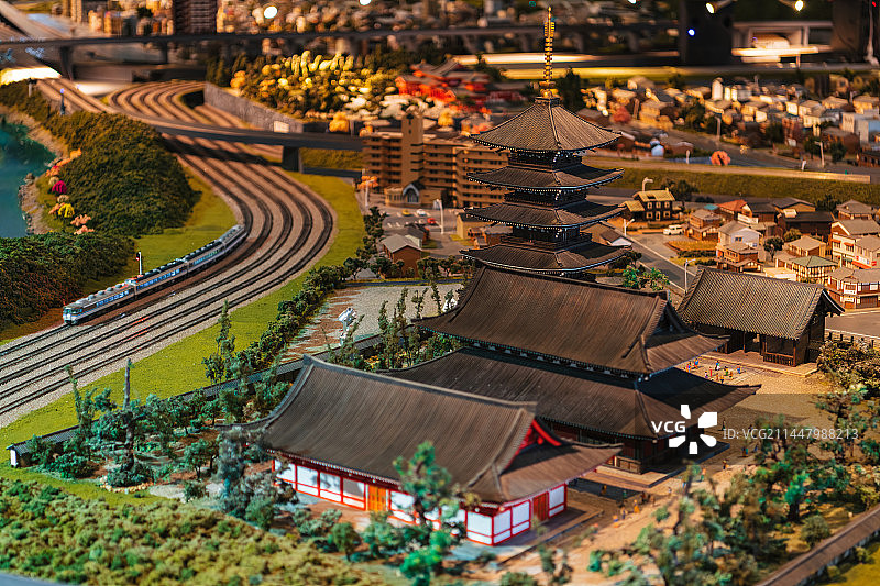日本京都法观寺八坂塔与新干线模型展示图片素材