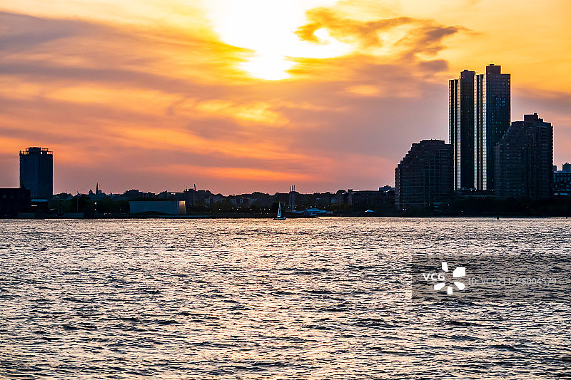 日落、帆船与哈德逊河图片素材