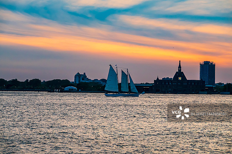 日落、帆船与哈德逊河图片素材