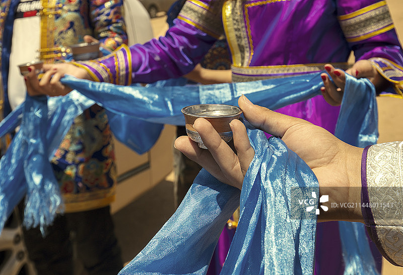 传统服装,酒,敬酒,哈达,献哈达,礼仪,户外,肖像,两个人,半身像,女人,人,多色的,民族图片素材