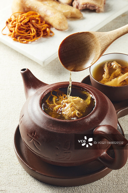 松茸菌鸽子汤图片素材