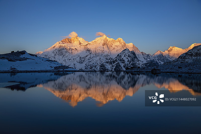 晓乌措日照金山图片素材