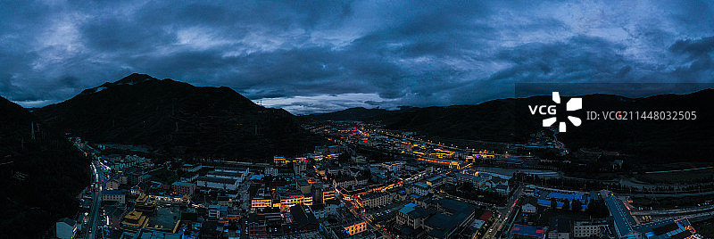 航拍四川阿坝州松潘县川主寺镇暮色图片素材