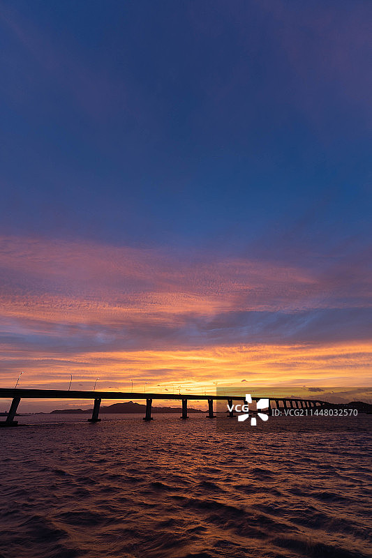 卡努台风来临前海边的火烧云图片素材