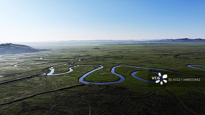 夏日清晨，湛蓝天空、碧绿大地，俯瞰河北张家口坝上沽源县滦河源头闪电河湿地。图片素材