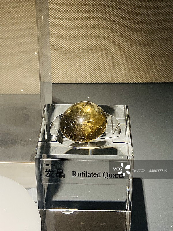 中国地质博物馆宝石展品黄发晶图片素材