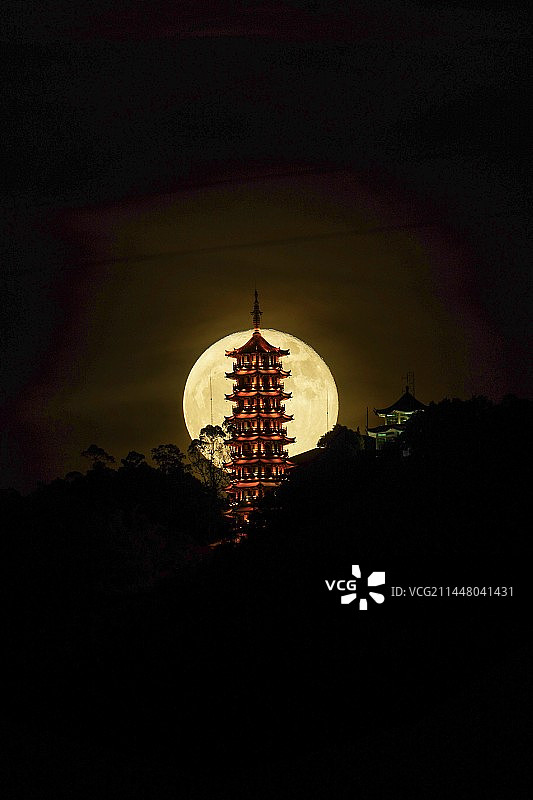 满月从鹤山大雁山纪元塔中升起图片素材