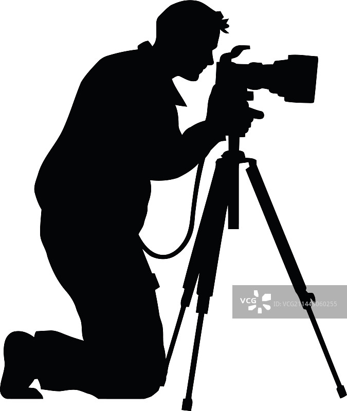 摄影师在三脚架上拍摄剪影图片素材