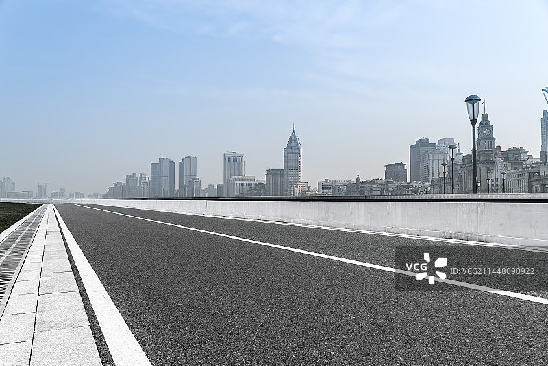 沥青高速公路天际线和城市风光图片素材
