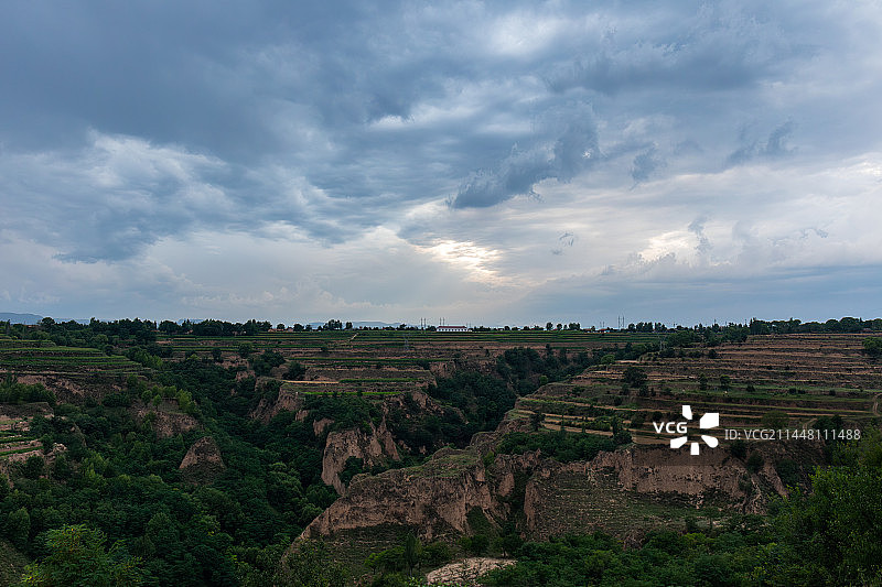 黄土高原地貌乡村戏剧性的天空黑云乌云图片素材