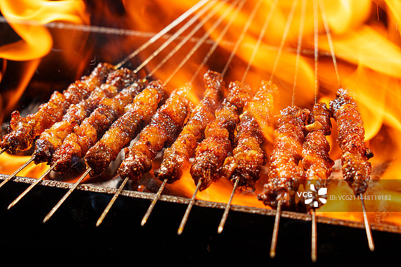 带火焰的炭火烤串烧烤图片素材