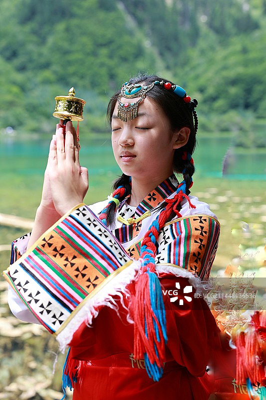 藏族服饰的小女孩图片素材