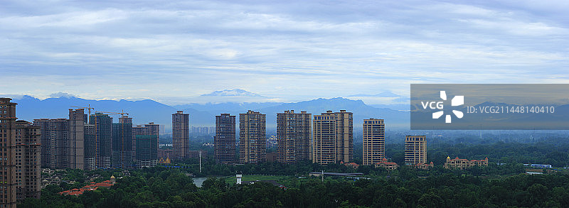 雨后成都市区周围的群山和雪山全景图片素材