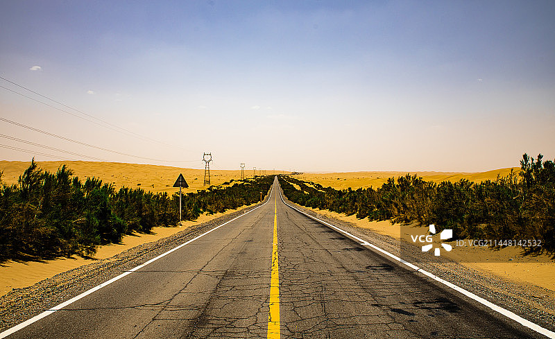 塔克拉玛干沙漠公路图片素材