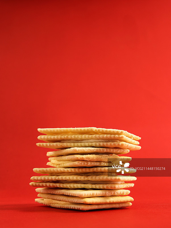 红色背景上，把饼干摆列成各种形状图片素材