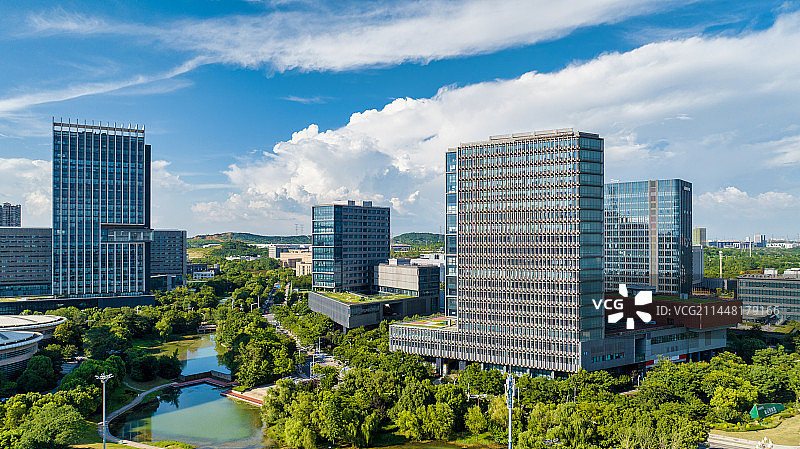 湖北武汉未来科技城办公楼与光谷高新大道图片素材