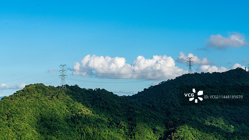 中山丫髻山山顶的输电塔图片素材