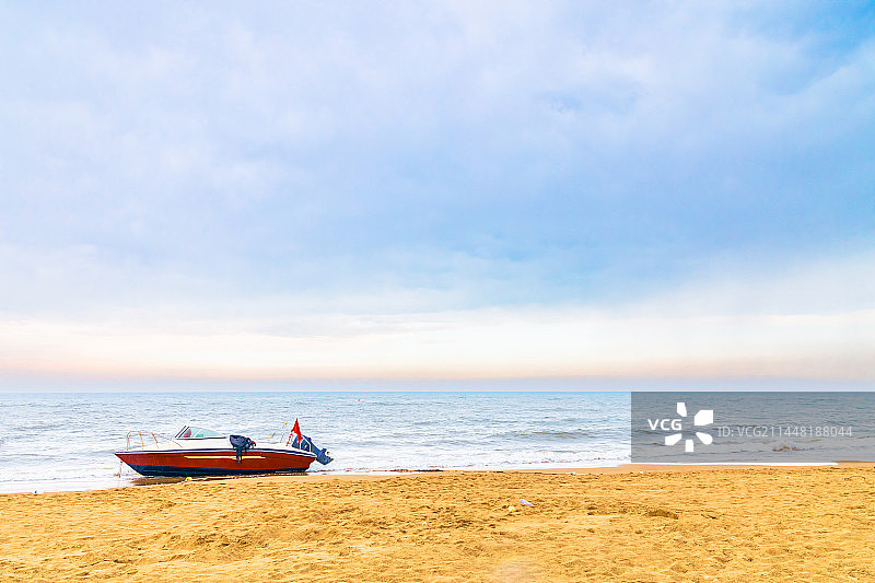 海边停泊着一只红白相间的快艇图片素材