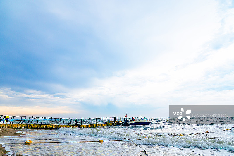 一个黄色的浮桥漂浮在海边图片素材