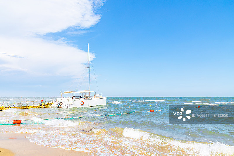 一艘白色的游艇停泊在海边图片素材