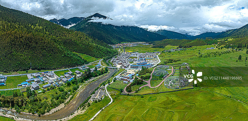 鲁朗镇 西藏林芝市巴宜区 鲁朗林海 318国道自驾游 高山峡谷草甸图片素材