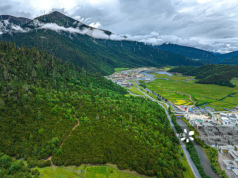 鲁朗国际旅游小镇 鲁朗小镇 援藏项目 西藏林芝市巴宜区 鲁朗林海 318国道自驾游 高山峡谷草甸图片素材