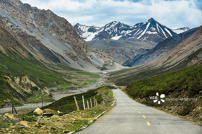 甘肃祁连山山脉岗什卡雪山风景照图片素材