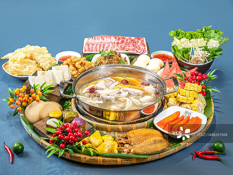 海南特色椰子鸡簸箕宴图片素材