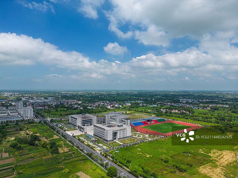 航拍蓝天白云下的中国安徽省宣城市郎溪县第三初级中学图片素材