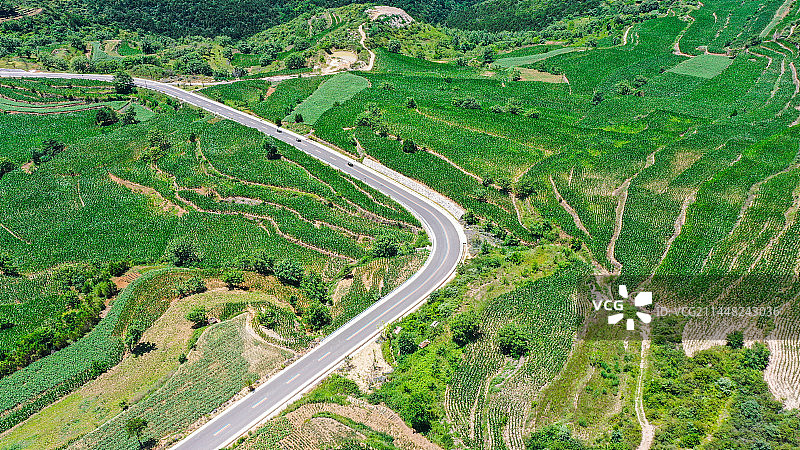 山西晋城夺火太行山的风力发电图片素材