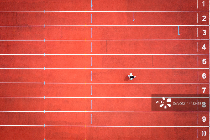 一个女人在运动场上运动图片素材