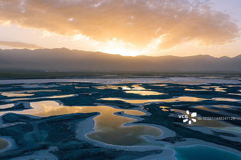日出时的青海大柴旦翡翠湖风光图片素材