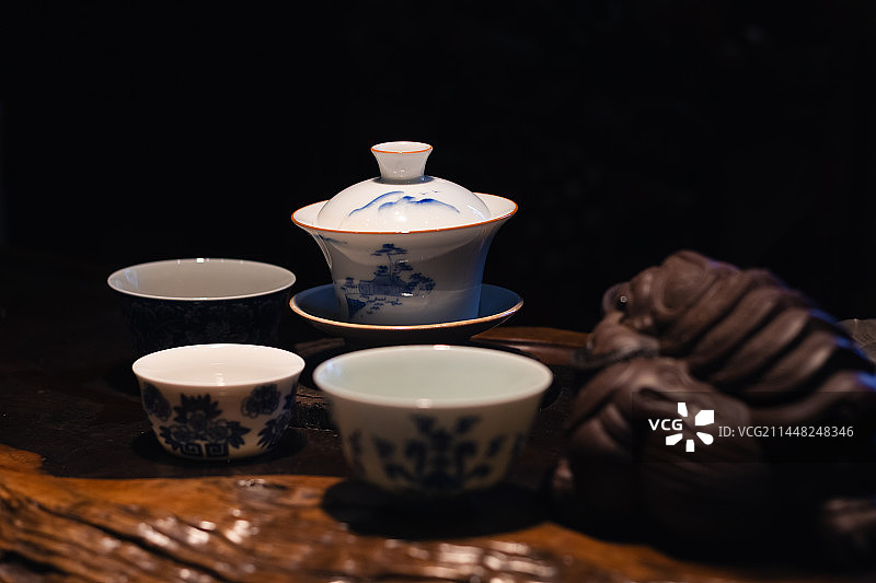 茶盘上的一套盖碗茶具图片素材