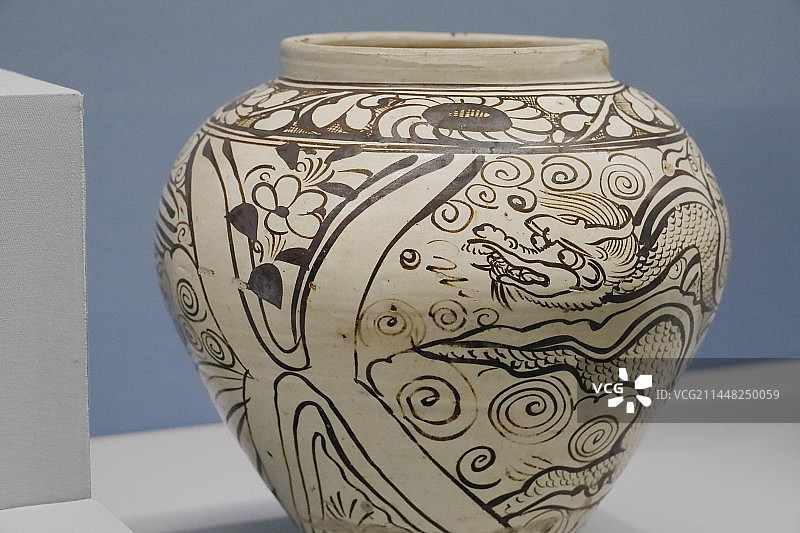 北京中国国家博物馆馆藏元代磁州窑白地褐彩龙凤纹罐（中国古代瓷器展）图片素材