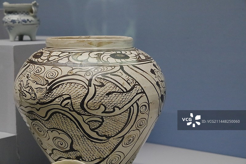 北京中国国家博物馆馆藏元代磁州窑白地褐彩龙凤纹罐（中国古代瓷器展）图片素材