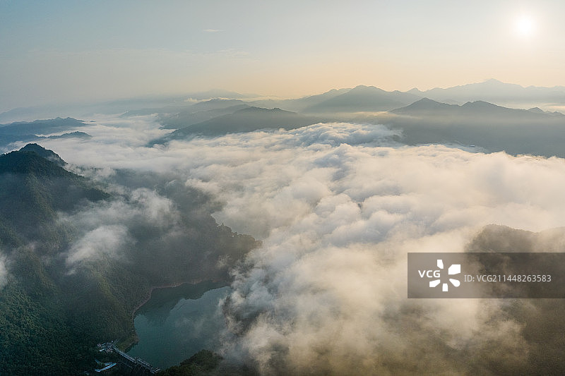 广西蒙山县茶山水库生态雾景美图片素材