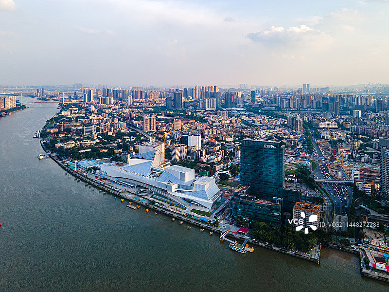 中国广州白鹅潭商务区和白鹅潭大湾区艺术中心建筑风光图片素材