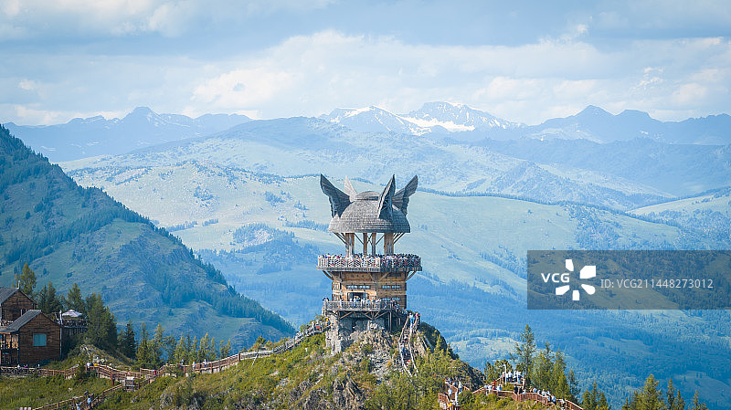 喀纳斯观鱼台以及远处的雪山图片素材