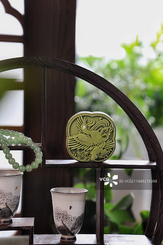 月饼博古架中秋节甜品点心茶杯传统特写图片素材