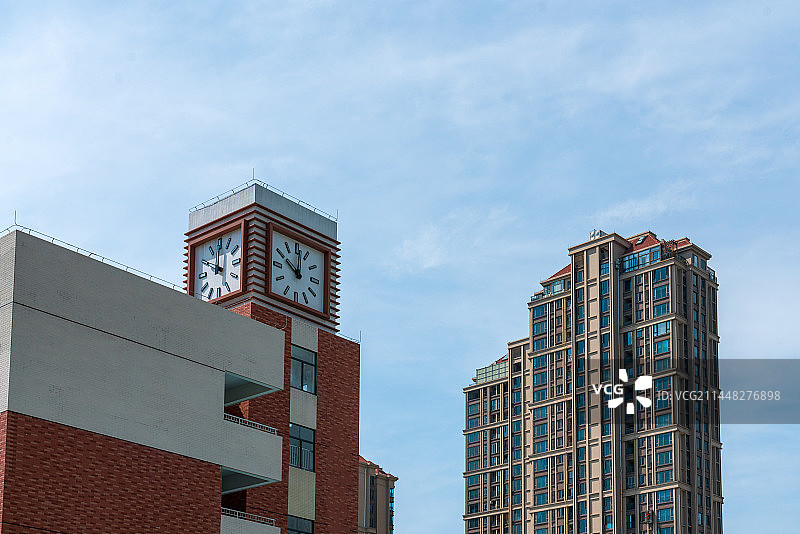 蓝天白云的钟楼图片素材