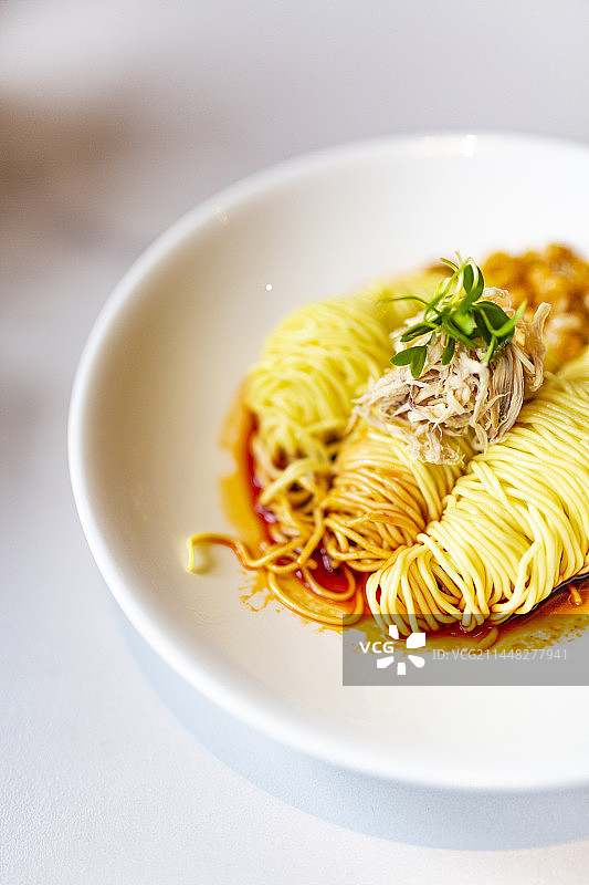 白色磁盘装凉菜红油鸡丝凉面图片素材