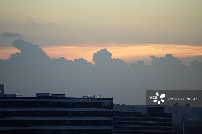 台风前的夕阳晚霞云朵和飞机图片素材