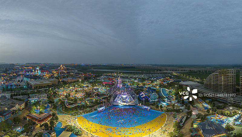 航拍襄阳华侨城奇幻度假区全景夜景城市旅游风光图片素材