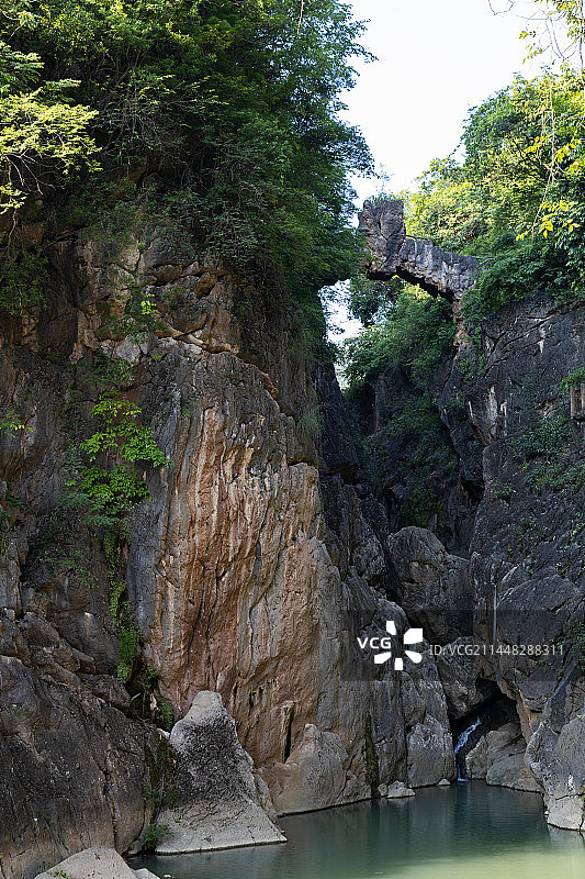 夏天里晴朗的天气，贵州安顺黄果树瀑布景区，山里的天星桥景观。图片素材