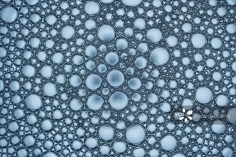 彩色背景下的气泡，背景图片素材