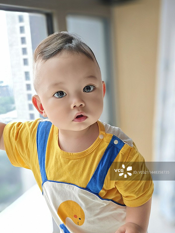 站着窗边的萌娃图片素材